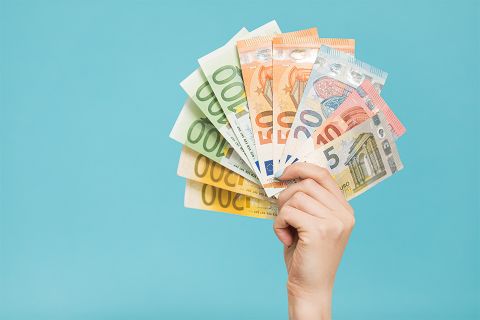 Foto: Hand mit Geldscheinen